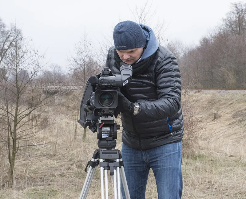 Why Your 4K Mirrorless Overheats and a Cinema Camera Does Not: The Thermal Engineering Gap Manufacturers Conceal